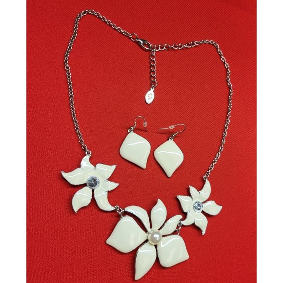 Charming Charlie Floral Earring & Necklace Set - Picture 13 of 14